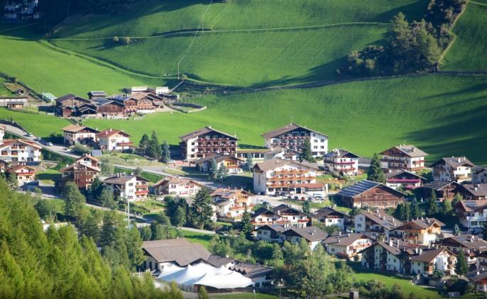 Unser Frau in Südtirol Unser Frau (1.500 m ü.d.m.), Hauptort und größte Ortschaft des Schnalstales, bietet für jeden Geschmack und für jede Saison das Passende.