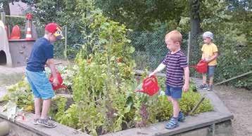 Kleine Gärtner im Kindergarten Blossenberg Schon im letzten Herbst hat unser Garten-Projekt angefangen. Als erstes befüllten wir unser neues Beet mit guter Erde.