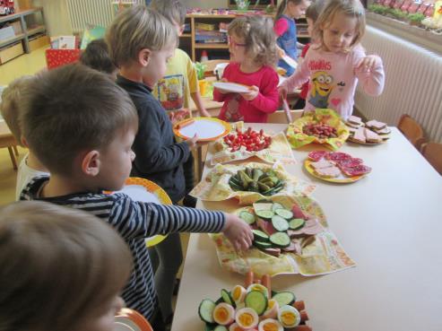 Die Kinder in den Kindergartengruppen werden von 1 pädagogischen Fachkraft betreut(erzieher/erzieher/heilerziehungspfleger), in den Krippengruppen jeweils von 2 pädagogischen Fachkräften.