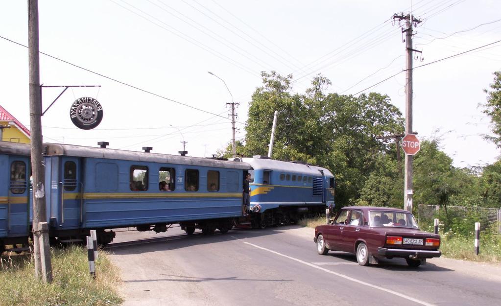 Oktober 2010 Der Bahnübergang in Vinodradiv mit einem Zug nach Hmelnik. Th. Bier, 2.