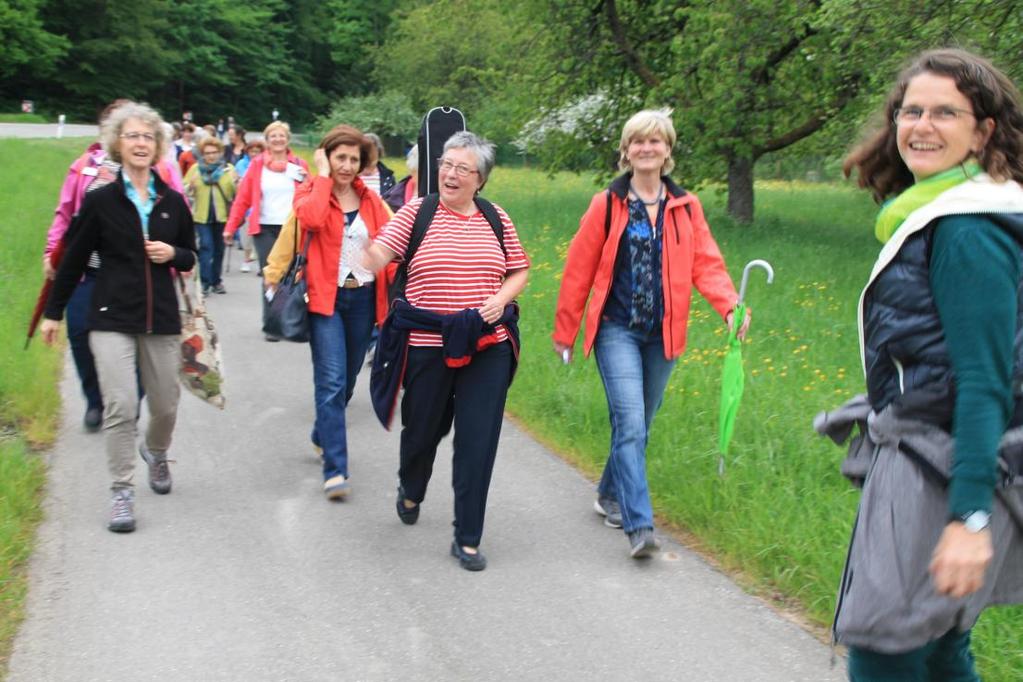 Liturgischer Abendspaziergang, Bezirksarbeitskreis Frauen, Dekanat Neuenbürg von Winnie Gegenheimer Von Natur, Musik und geistlichen Impulsen ließen sich fast 50 Frauen aus der Region, von Neuenbürg