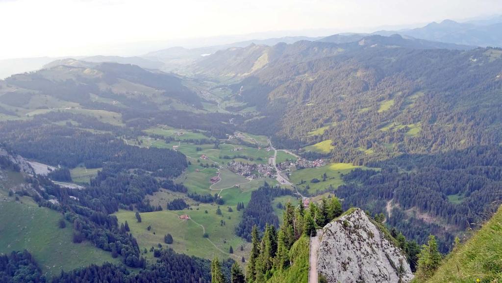 Schon recht weit oben im Mythen-Aufstieg ein Tiefblick in Richtung Osten: Das ganze