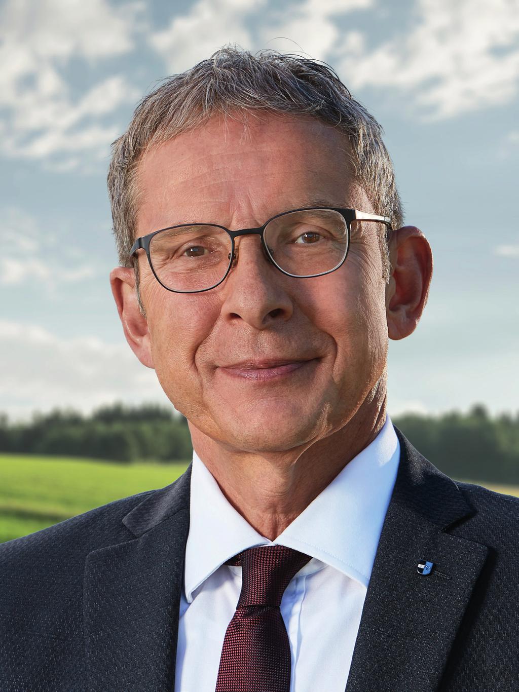 Urs Hofmann Dr. iur. Mitglied des Regierungsrats seit 2009 Landammann Vorsteher Departement Volkswirtschaft und Inneres (DVI) Urs Hofmann Geboren am 27.