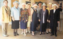 Die 10 Damen der Modegruppe des Schweriner Seniorenverbandes, unter Leitung von Frau Hansen wandelten auf dem Rogahner Laufsteg und zeigten in einer höchst professionellen Show, dass man sich auch im