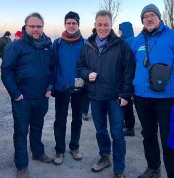 Mit Bundestagsvizepräsident Thomas Oppermann auf Wandertour entlang unserer Wahlkreisgrenze Einweihungswanderung Bei eiskalten Temperaturen folgten über 60 Wanderer am vergangenen Samstag der