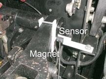 Sensor im Gelenkbereich des Unterlenkers befestigen. 2. Magnetgeber am Unterlenker befestigen. 3. Position von Sensor und Magnetgeber einstellen.