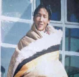 verfolgt worden, daher sollten es Leute seiner Generation sein, die den Feuertod wählen. 7. Lhamo Kyab, ein 27jähriger Nomade mit zwei kleinen Töchtern, zündete sich am 20.