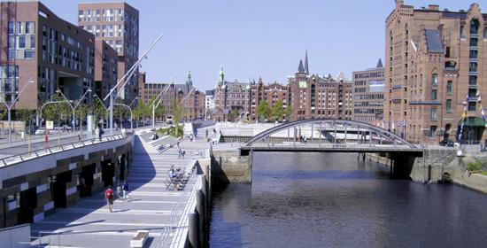 HafenCity: ein Großprojekt setzt Zeichen Mit über 155 Hektar Land- und Wasserfläche ist die HafenCity in Hamburg das derzeit größte innerstädtische Entwicklungsprojekt Europas.