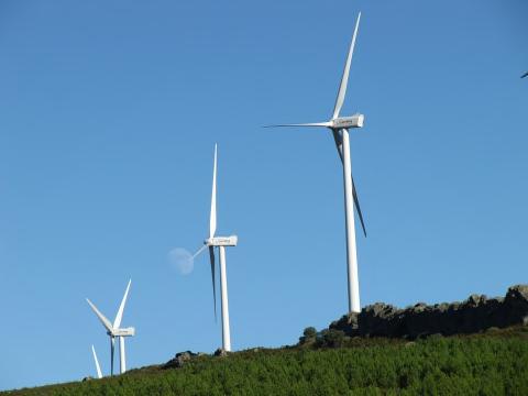 03 / Kernenergie und Kernkraftwerke Energiequellen und Energieträger Informationstext 5/18 Wind Windkraftwerke produzieren Strom nur dann, wenn der Wind bläst, aber oft nicht dann, wenn Strom