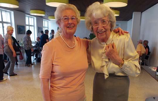 Tanzcafé für Seniorinnen und Senioren mit Live-Musik Geh mit. ist ein Bewegungsangebot für Menschen mit und ohne Demenz für Seniorinnen und Senioren, die gerne in Gemeinschaft spazieren.