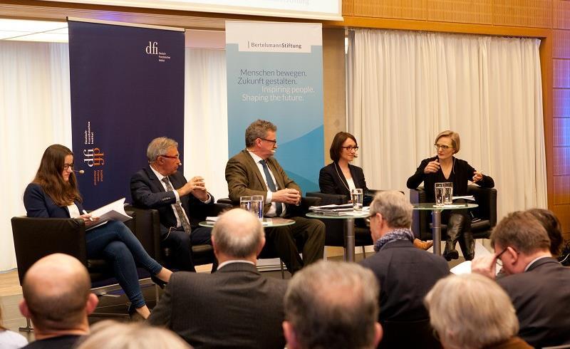 Oben: Podiumsdiskussion in Berlin: Lisa Möller, Jean-Yves Hugon, Joachim