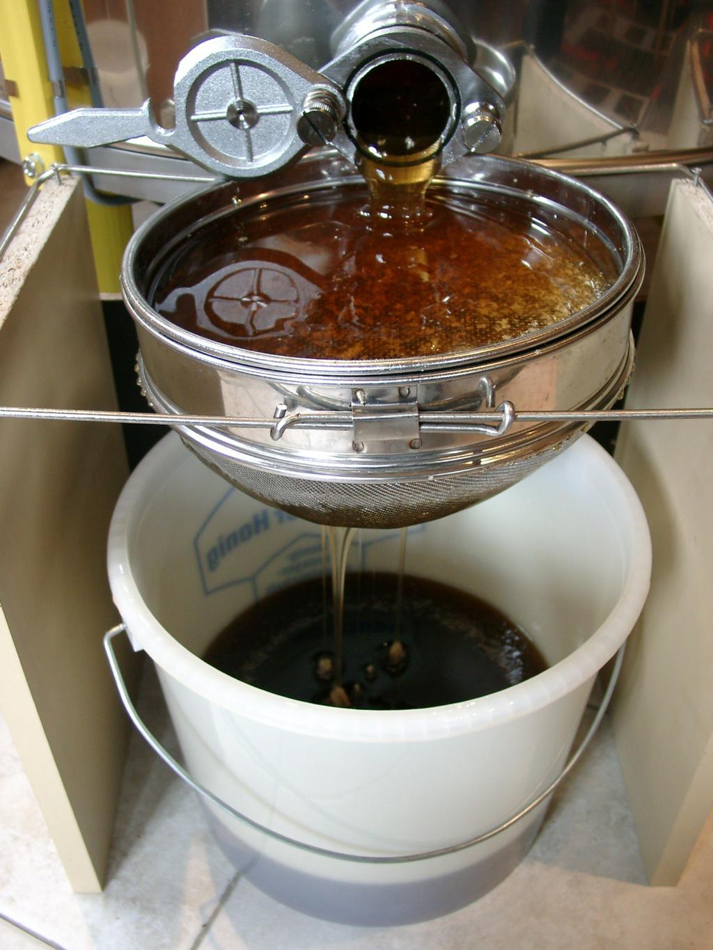 Honigschleuderung, Grob- und Feinsieb an der Schleuder Zwischenbehälter 250 kg (mit Quetschhahn) Als Auffangbehälter am Auslauf der