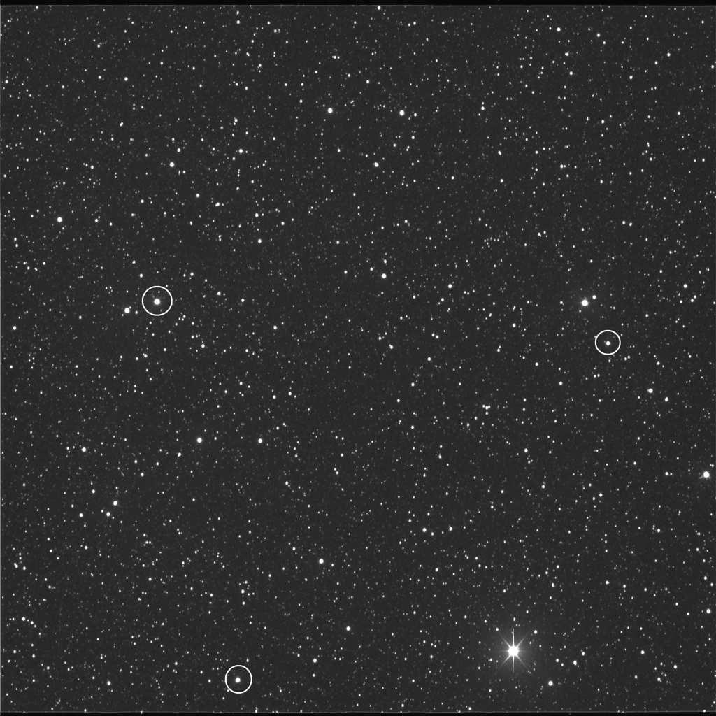 Abbildung 5: Diese Fotos (links: SAAO, rechts: CT) müssen anhand dreier auffälliger Sterne aligned werden. Die drei Kreise markieren eine mögliche Auswahl.
