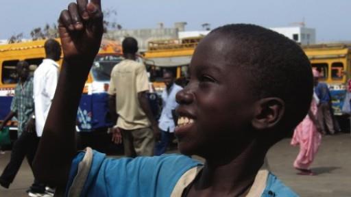 Empfohlen ab 12 Deweneti - Irgendwo in Afrika Dyana Gaye I Frankreich 2006 I 15 min Ousmane, ein pfiffiger Junge aus Dakar, hat einen Plan.
