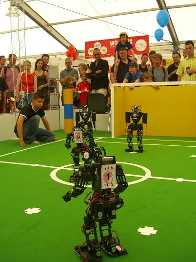 Szenario RoboCup Roboterfussball Zwei Teams Drei autonome humanoide Roboter pro Team Regelwerk angelehnt an FIFA Sehr komplexe Anwendung