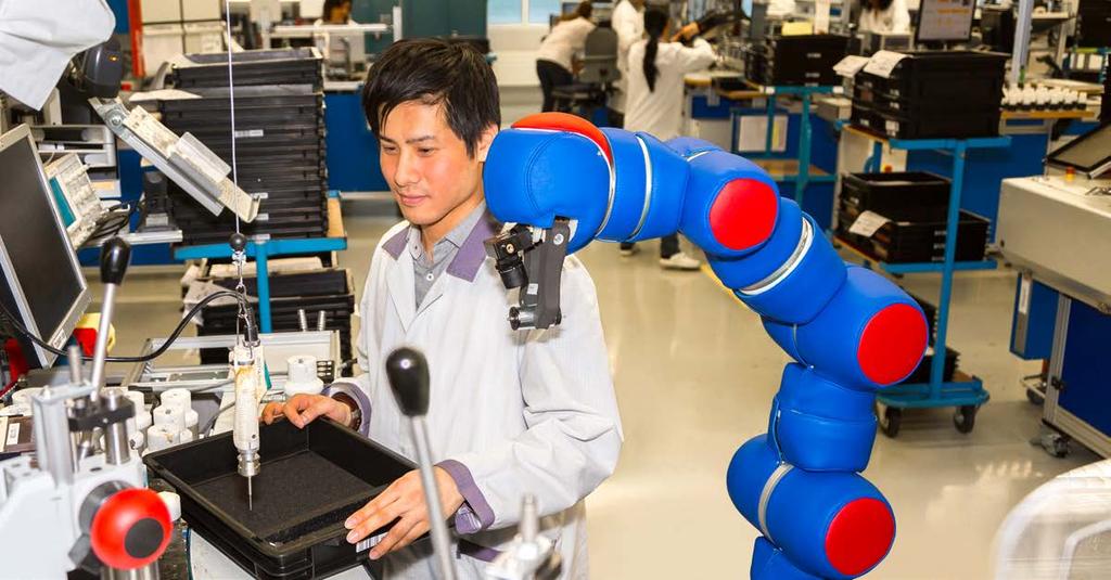 Kollaborative Roboter. Die Zeiten, als Industrieroboter hinter Schutzgittern gearbeitet haben, sind vorbei.