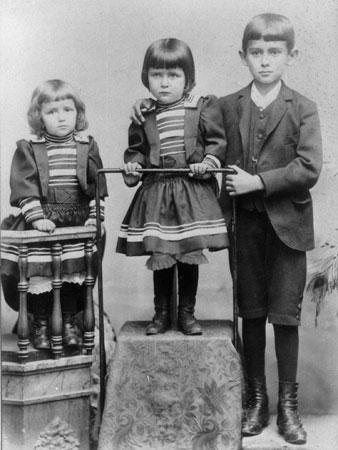Kaufmannsfamilie in Prag geboren.