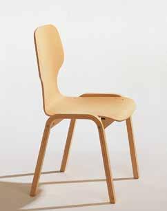 Stühle der Modellserie Carlo verbinden klassisches Design mit natürlichen Materialien.