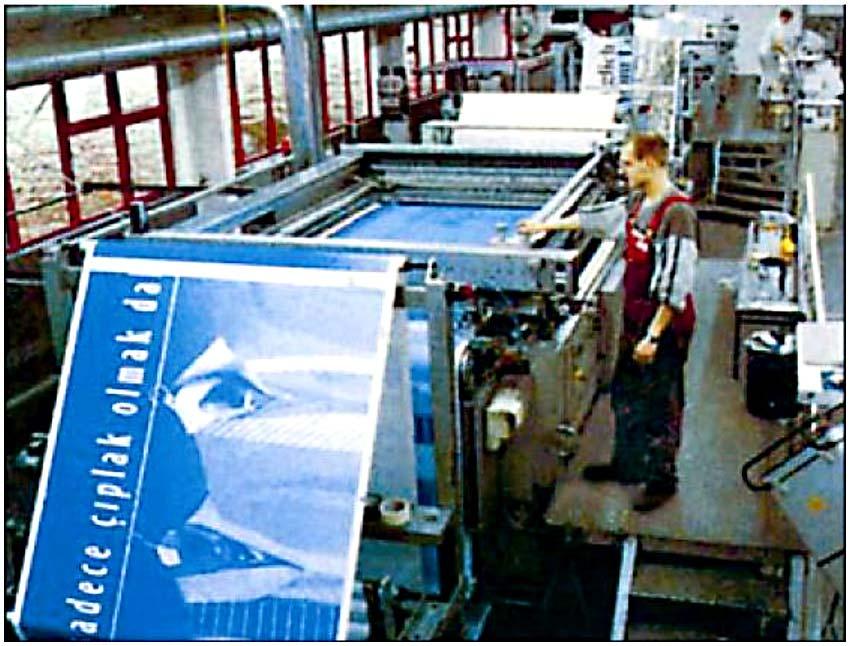 08 PRODUKTION Drucktechniken Produktionszeiten Für die Herstellung von Plakaten eignet sich, je nach Auflage, besonders der Digital-, Sieb- oder Offsetdruck.