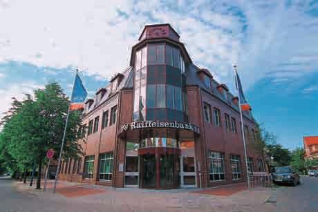 » Raiffeisenbank Südtondern-Bredstedt/Land eg» 1998 Am alten Platz mit neuem Service: Die Bankzentrale in