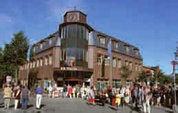 2002» VR Bank eg Niebüll» Reger Zulauf herrschte am Tag der offenen Tür Gebäudes von der Raiffeisenbank Südtondern hinzugekauft und mussten aufgrund der schlechten Bausubstanz abgebrochen werden.