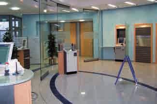 2003» VR Bank eg Niebüll» Blickfang der Leuchtturm in der Geschäftsstelle Breklum Modern und 24 Stunden am Tag geöffnet: die Selbstbedienungszone in Breklum Lorenz, die