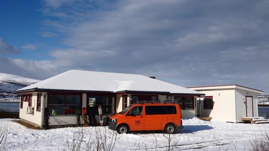 wo der Seeweg viel kürzer ist als die Strasse fahren wir mit dem Privat Motorboot Shuttle und landen dirkt an der