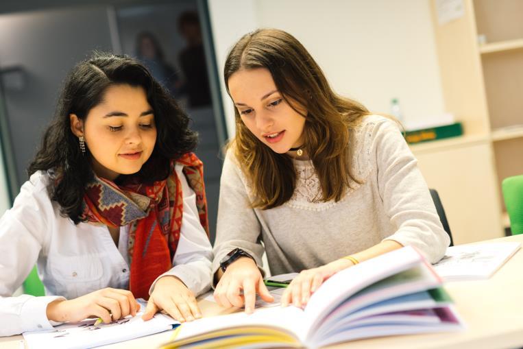 Kommentare von Studierenden Angenehmes Arbeits-/Lernfeld Gruppenarbeiten, Diskussionen, viel Humor & freundlicher sowie