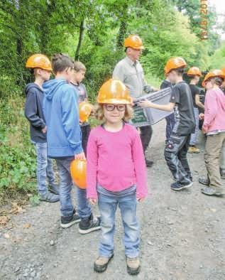 Denn zehn Kinder, ausgestattet mit Helm, Arbeitshandschuhen und Säge, waren mit großem Eifer bei Waldpflegearbeiten dabei.