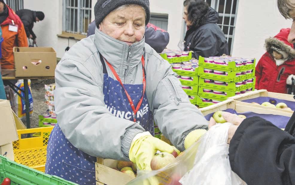Auch immer mehr ältere Menschen holen sich dort jede Woche Lebensmittel. Die VdK-ZEITUNG begleitete eine Rentnerin zu einer Ausgabestelle in München.