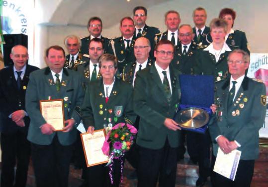 50 AUS BEZIRKEN UND KREISEN schützenwarte 3.2010 In der Jahreshauptversammlung des Schützenkreises Minden wurden zahlreiche Mitglieder für besondere Verdienste im Schützenwesen geehrt.