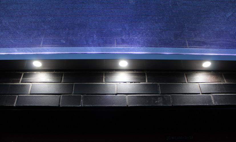 LED-SPOTS EINSETZEN 23 Setzen Sie die LED-Strahler in die vorgebohrten Löcher der Profilabdeckung (untere)