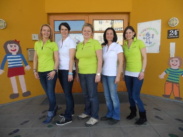 Abb. 2 Kindergartenpädagoginnen der Stadt Traun mit Bio-fairen Shirts Stadt Traun FF der Stadt Traun mit Bio-fairer Arbeitsbekleidung Freiwillige Feuerwehr Traun Bewusstseinsbildende Maßnahmen: -
