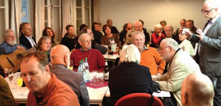 Hartmut Möller überbrachte den Jubilaren neben einer Urkunde und Blumen den Dank der GEW für das langjährige gewerkschaftliche Engagement.