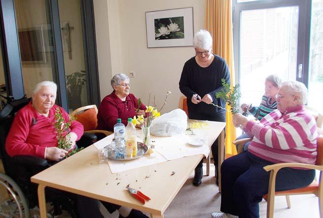 Vor Palmsonntag halfen viele fleißige Hände dabei, Palmzweige für