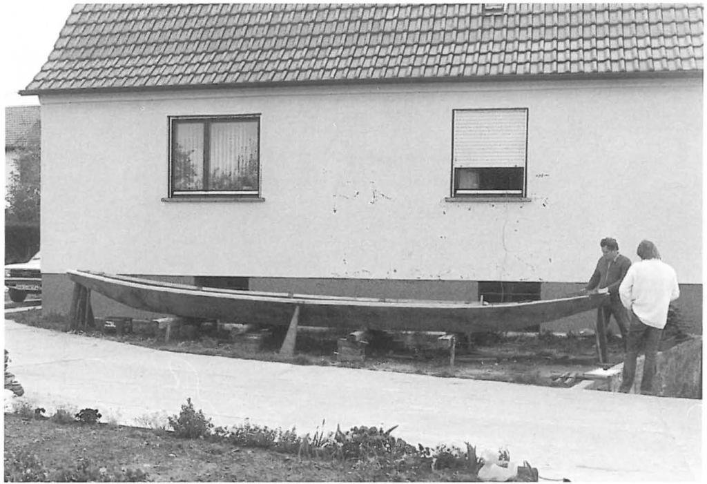 363 Abb. 20 Der einfache Bootsbauplatz des Schelchbauers Franz Betz hinter seinem Wohnhaus in Knetzgau. Neben den beiden festen Lagerböcken sind zwei weitere, lose Lager zu sehen.