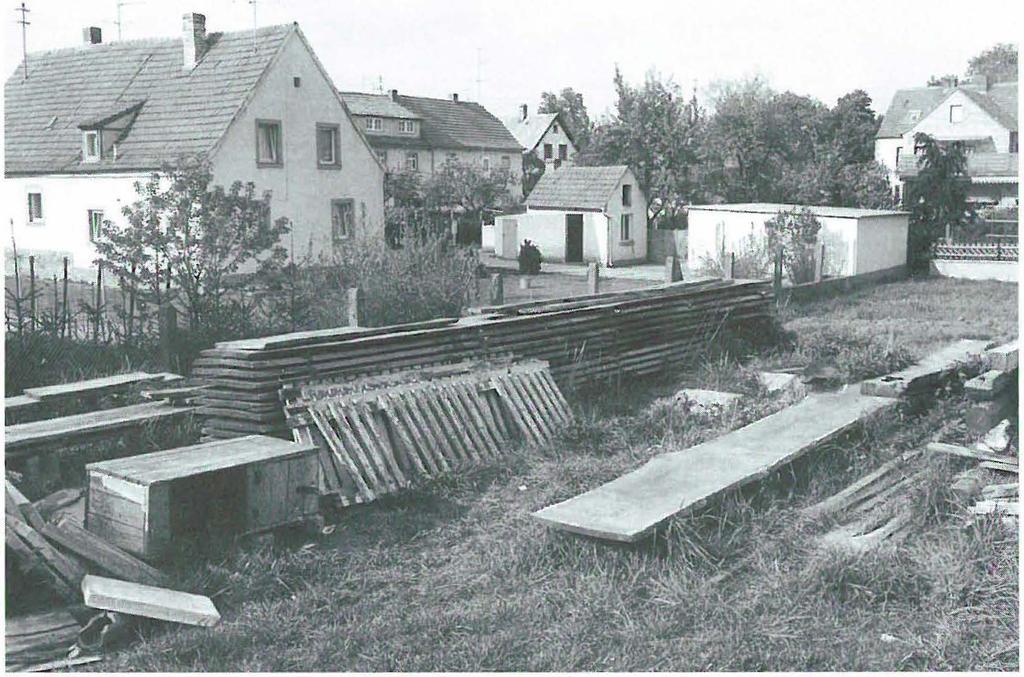 364 Abb. 21 Das Holzlager. auf einer Wiese hinter dem Wohnhaus des Bootsbauers.