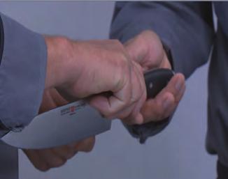 Bei einer direkten Übergabe wird ein Messer immer mit dem Griff nach vorne überreicht (Abb. 16). Abb. 15: Messer-Transport Abb. 16: Messer-Überreichen 8.