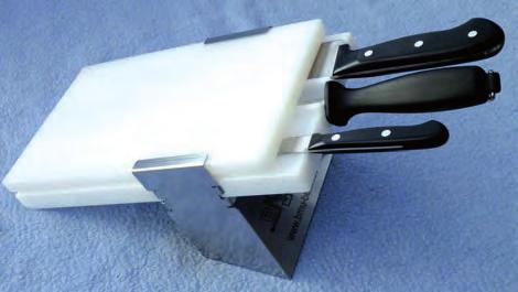 Der Messerblock ist für die Ablage von zwei Messern konzipiert und liefert am Schneidearbeitsplatz einen definierten Ablageort.