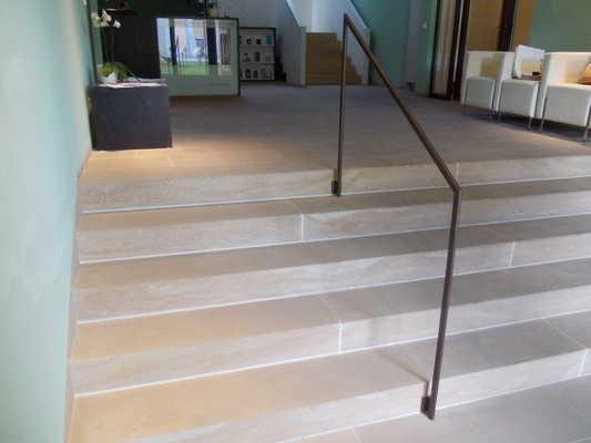 Handlauf vorhanden: einseitig Keine Stufenkantenmarkierung, visuelle oder taktile Aufmerksamkeitsfelder vor der Treppe vorhanden.