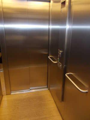 Innenraum des Aufzugs Über den Aufzug sind zu erreichen: Rezeption, Flure auf den Zimmer- und TagungsraumEtagen, Zimmer 119, Tagungsräume Aufzug Anzahl baugleicher Aufzüge: 1 Aufzug hell und
