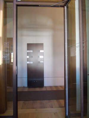 Zugang Tür gehört zu: Barrierefreier Eingang Tür bzw. der Türrahmen visuell kontrastreich zur Umgebung abgesetzt.