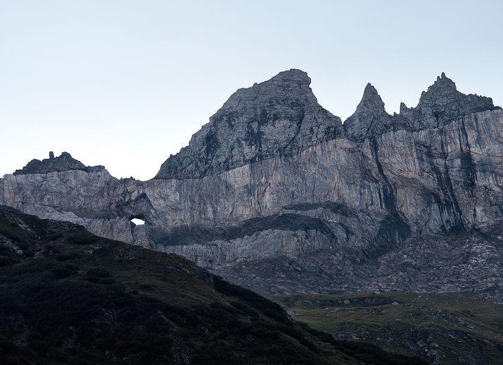 5 Martinsloch ein Naturspektakel Zweimal jährlich, im Sommer und im Herbst, scheint die Sonne bei ihrem Aufgehen direkt durch das Martinsloch oberhalb von Elm.