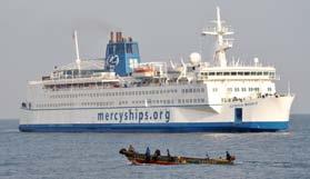 Seite an Seite stehen die ehrenamtlichen Mercy Ships Mitarbeiter mit den Hilfsbedürftigen in Guinea.