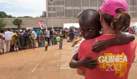 Die Lebenserwartung liegt bei nur 52 Jahren. Statistisch gesehen erlebt jedes siebte Kind seinen fünften Geburtstag nicht. In Guinea steht ein Arzt für 10 000 Einwohner zur Verfügung.