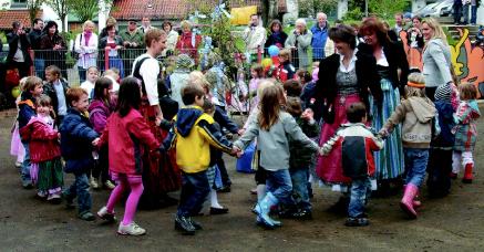 Kindergarten: Muttertag + Vatertag = Elterntag Unter diesem Motto hatte der Kindergarten Aufkirchen zu seinem traditionellen Maifest am 7.