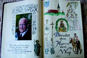 Geburtstags konnte sich Pfarrer Dettenthaler in das Goldene Buch der Gemeinde Berg eintragen.