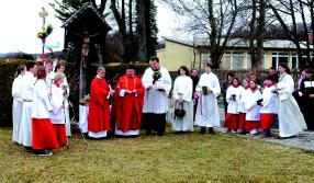 ... Ostern in Aufkirchen Nach der feierlichen Eröffnung und der Segnung der Palmbuschen las Diakon Weber das Evangelium vom
