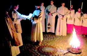 Die anschließende Feier der Eucharistie in der Pfarrkiche war für alle Gläubigen Erinnerung und Ausblick auf das Leiden und den