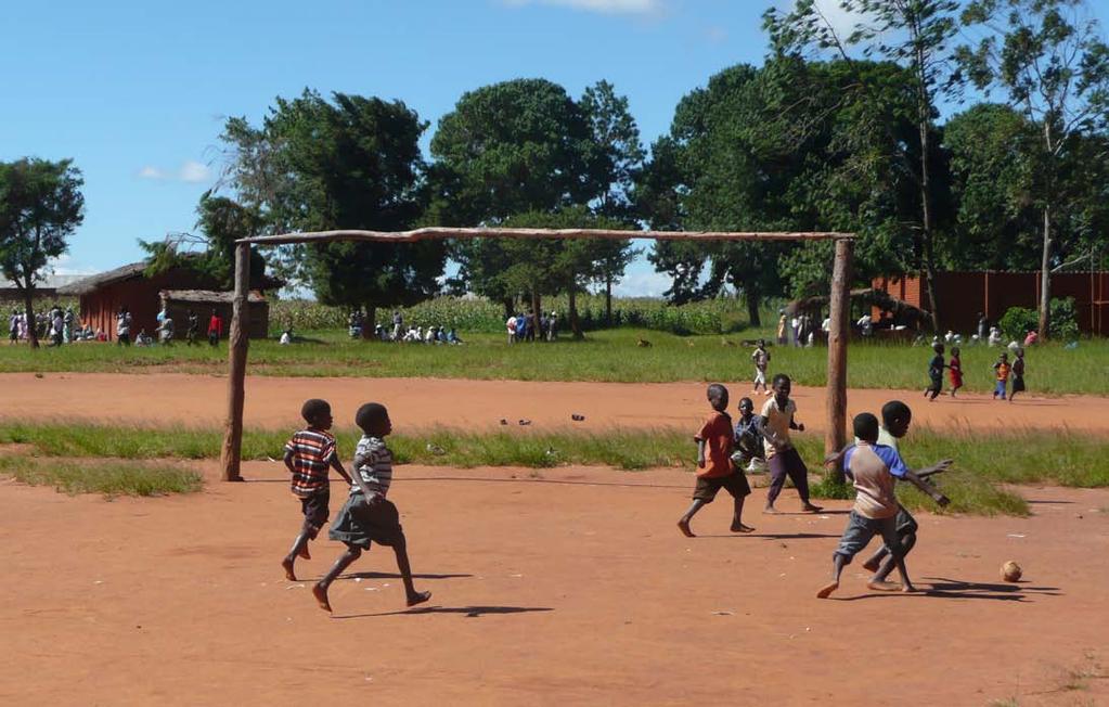 November 2011 Malawi, 6824 Km Ein Ball aus Stoff, Gummi und Plastiktüten; ein staubiger Sandplatz und beseelte Kinder - das ist Fussball in Afrika 01 02 03 04 05